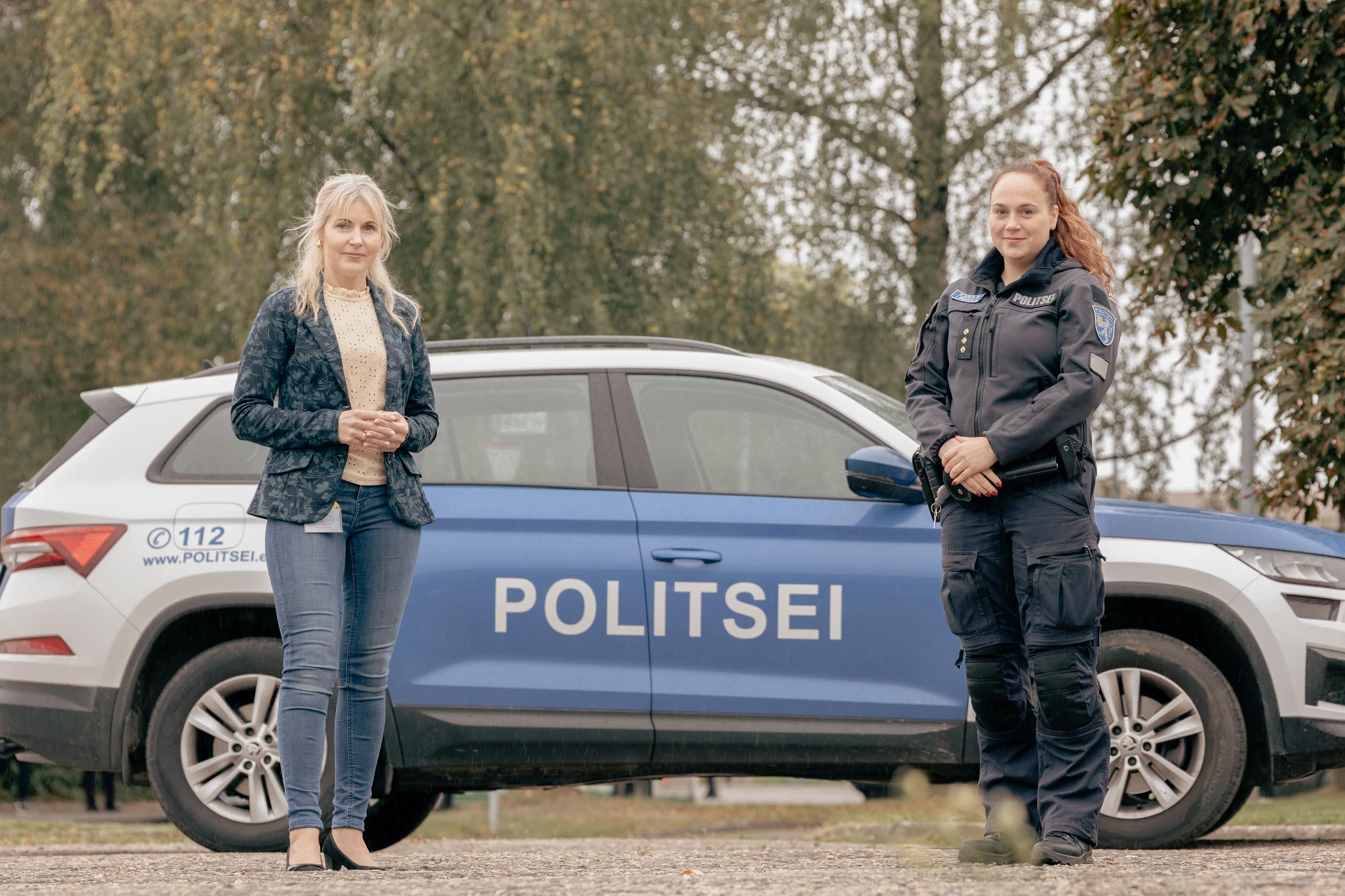Lõuna prefektuuri Võru politseijaoskonna naispolitseinike Evelin Paju (vasakul) ja Karolin Lindsalu sõnul annab töö inimeste aitamisel ja probleemide lahendamisel positiivset väärtust nii neile endile kui ka kogu prefektuurile. Foto: Aigar Nagel
